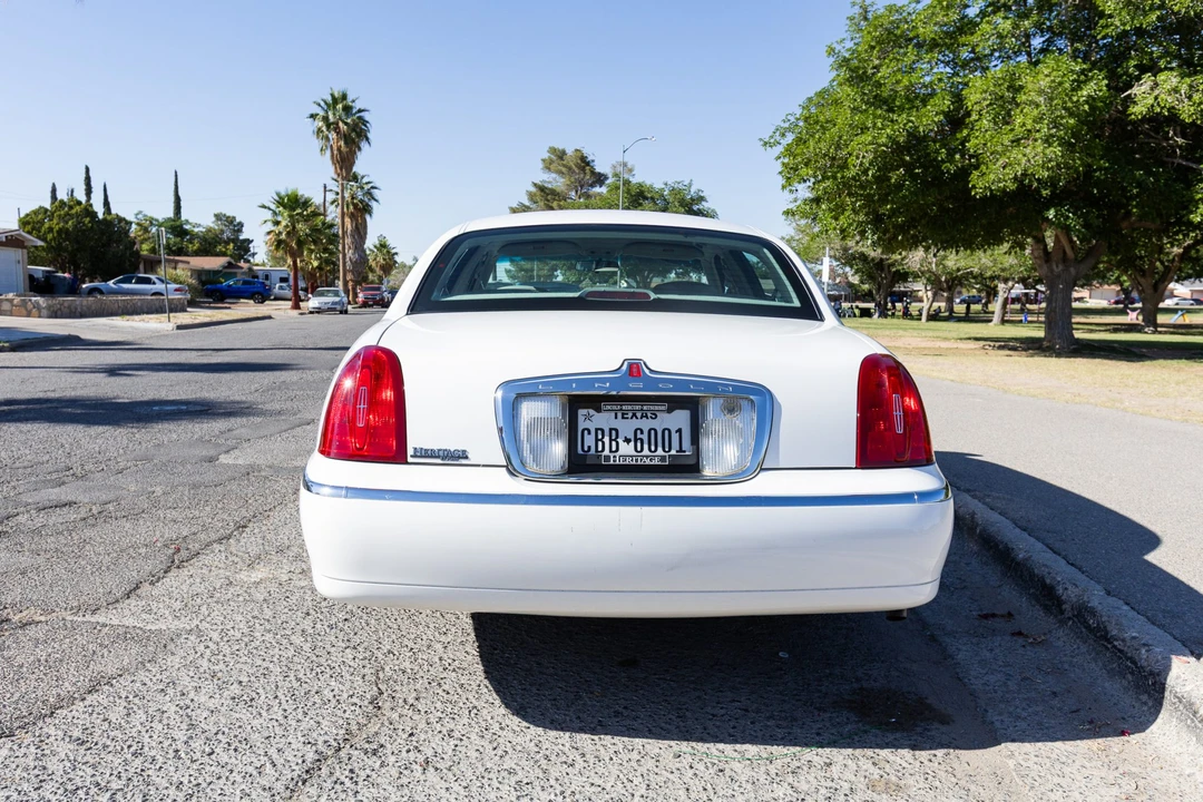2000 Lincoln Town Car - Image 19 of 31
