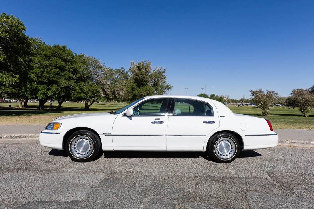 2000 Lincoln Town Car - Image 4 of 31