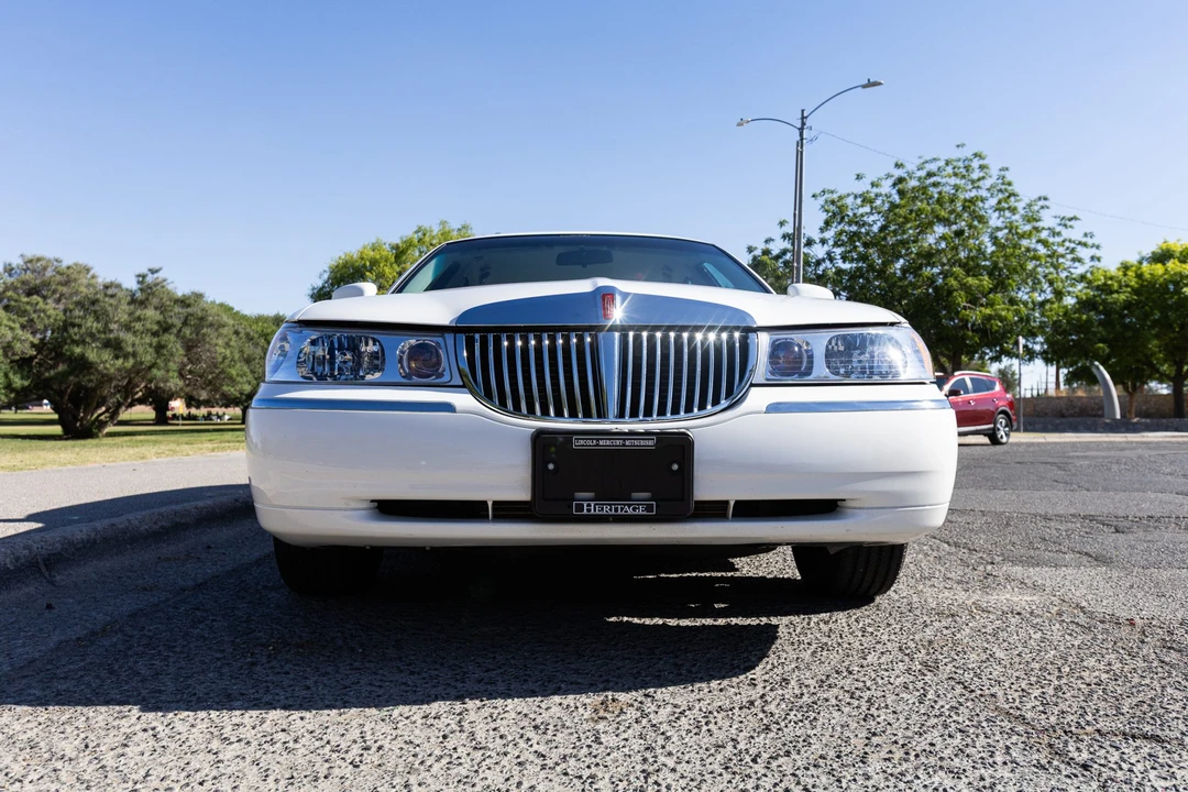 2000 Lincoln Town Car - Image 11 of 31