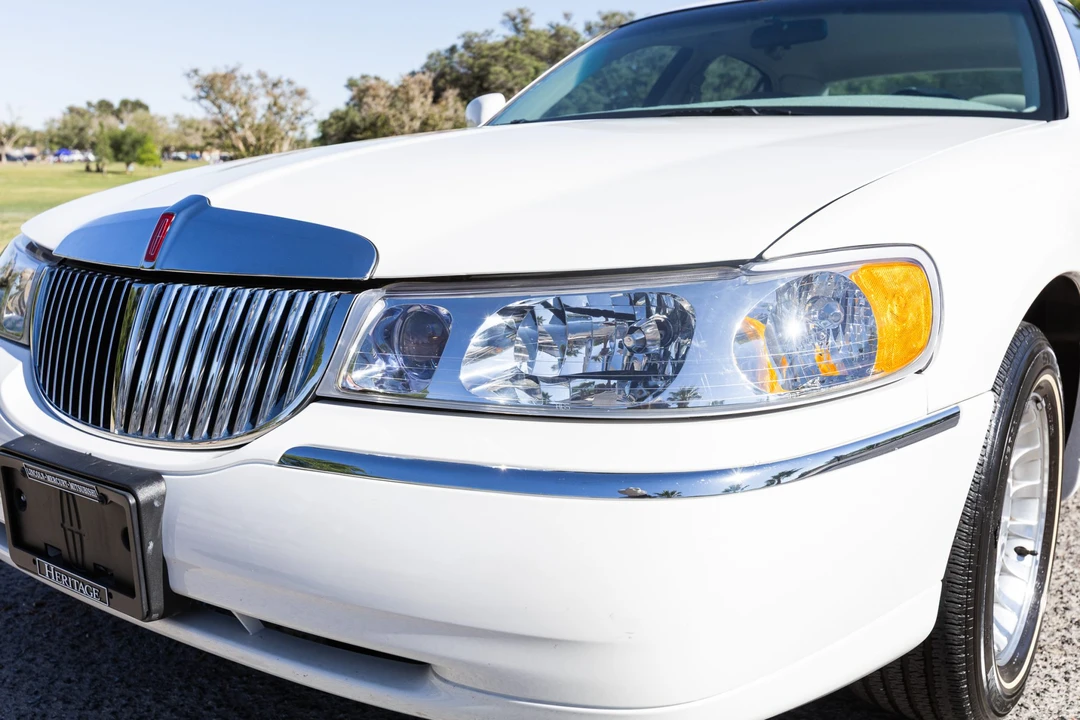 2000 Lincoln Town Car - Image 17 of 31