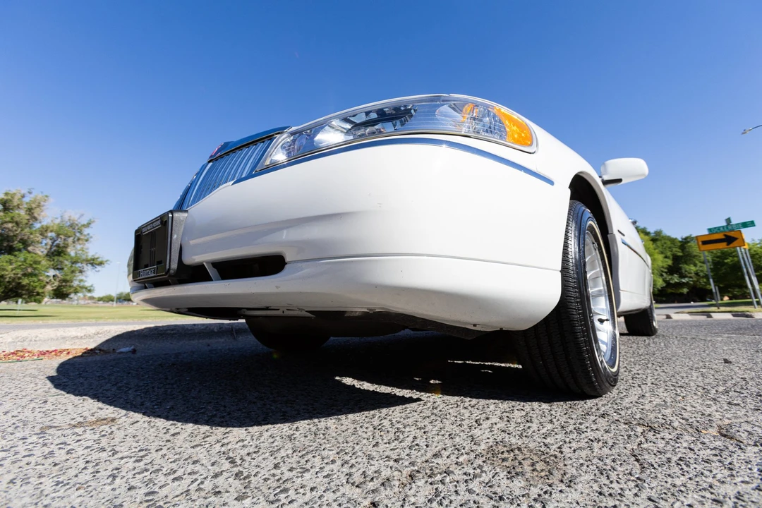 2000 Lincoln Town Car - Image 18 of 31