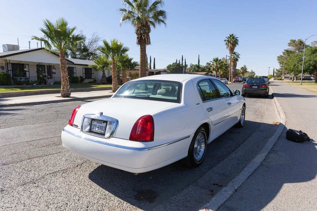 2000 Lincoln Town Car - Image 8 of 31