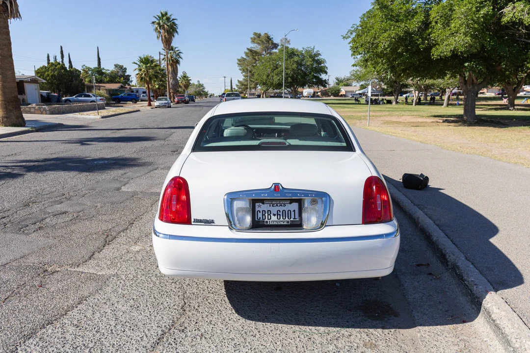 2000 Lincoln Town Car - Image 7 of 31