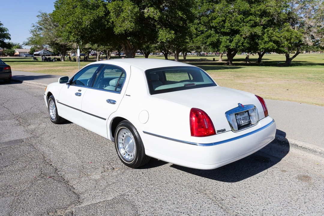 2000 Lincoln Town Car - Image 6 of 31