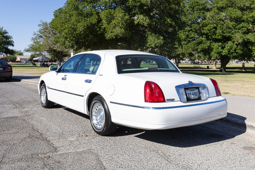 2000 Lincoln Town Car - Image 5 of 31