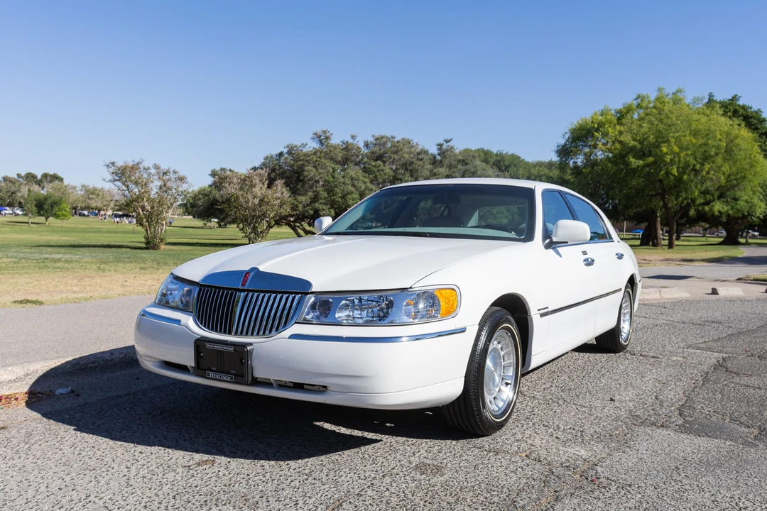 2000 Lincoln Town Car - Image 3 of 31