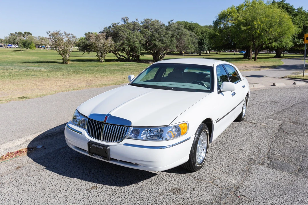 2000 Lincoln Town Car - Image 2 of 31