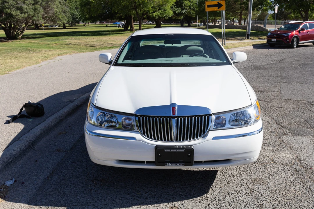 2000 Lincoln Town Car - Image 10 of 31