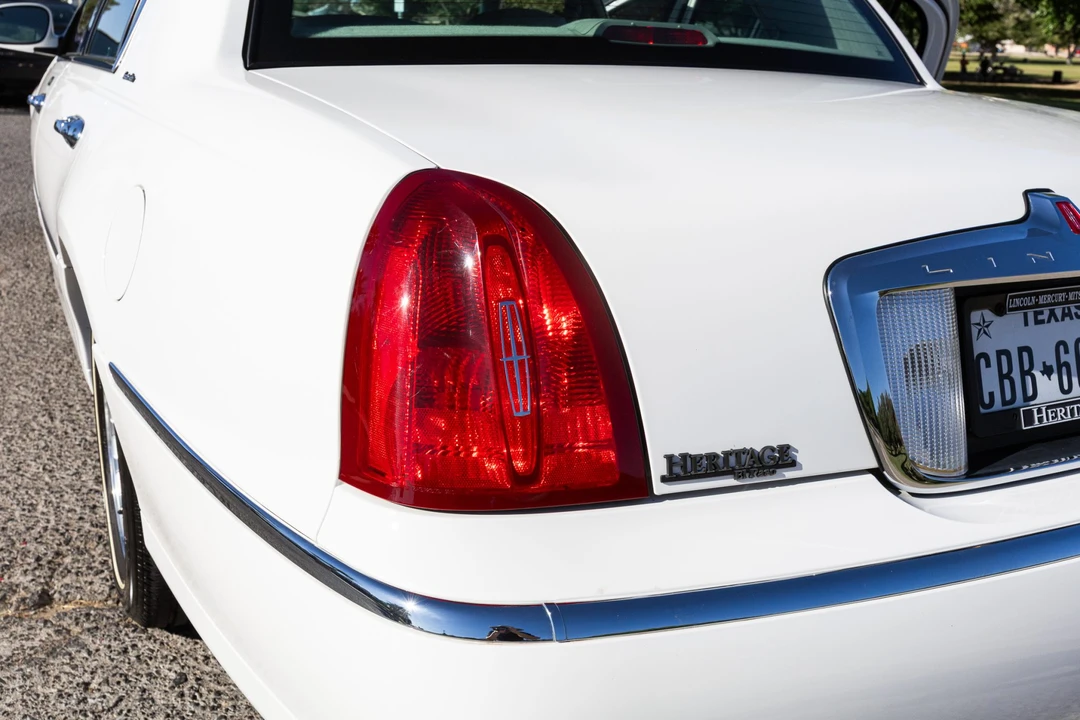 2000 Lincoln Town Car - Image 22 of 31