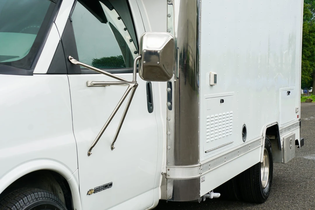 2001 Chevrolet Express - Image 16 of 31