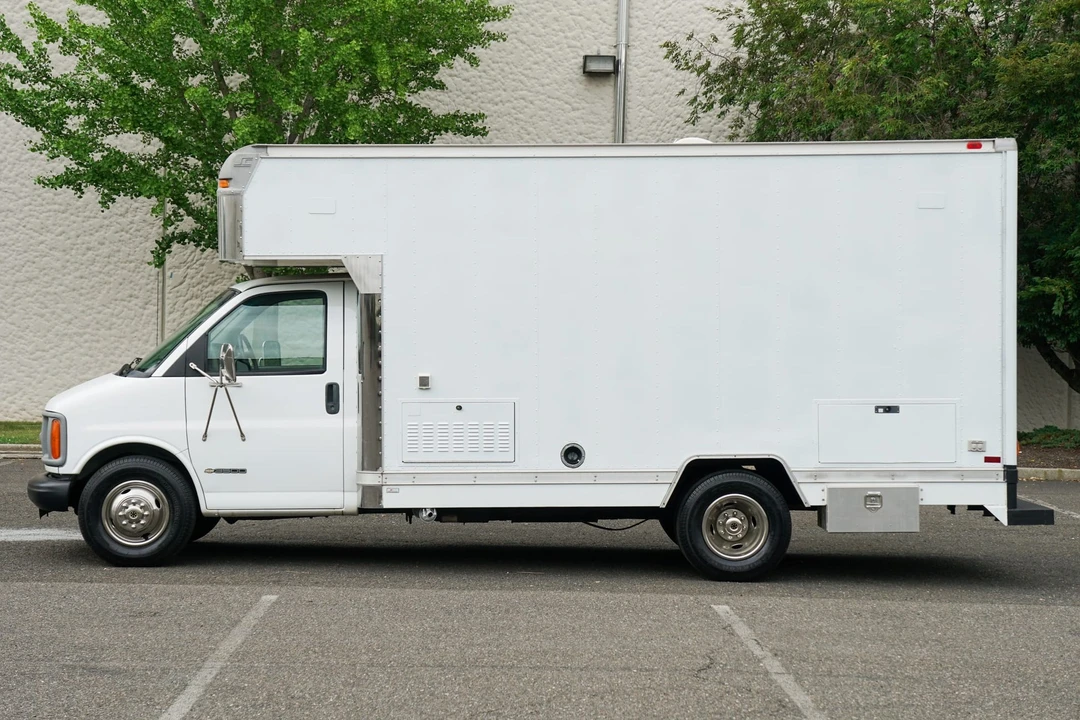 2001 Chevrolet Express - Image 2 of 31