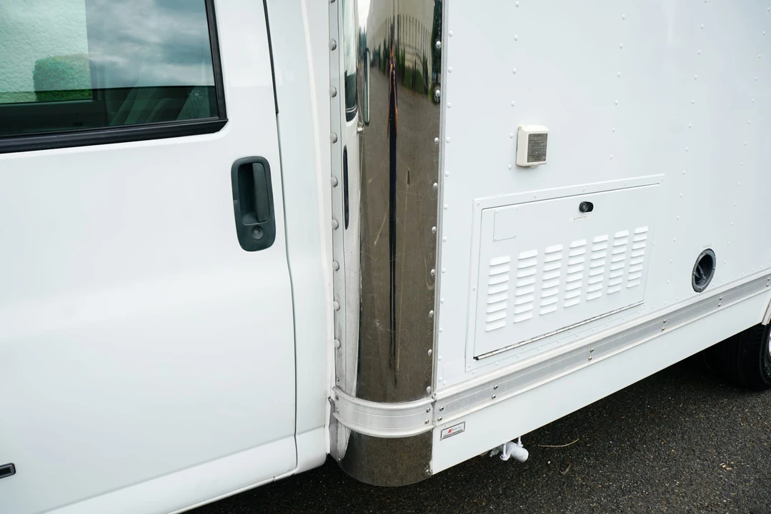 2001 Chevrolet Express - Image 19 of 31