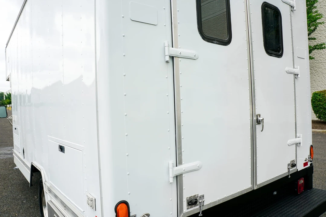 2001 Chevrolet Express - Image 23 of 31