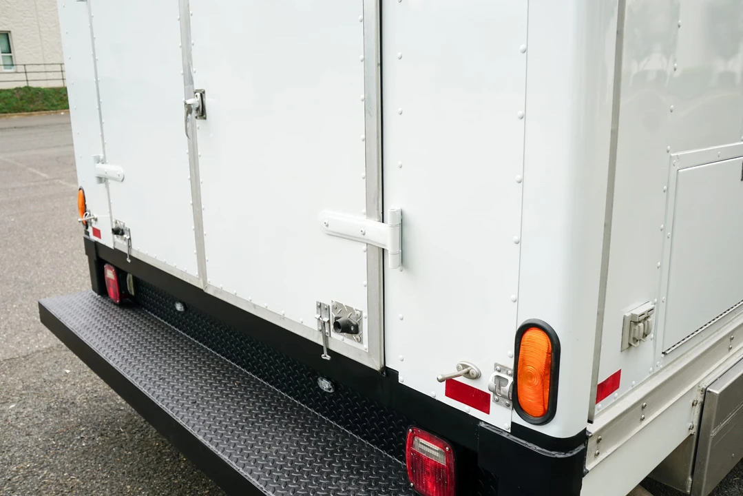 2001 Chevrolet Express - Image 25 of 31