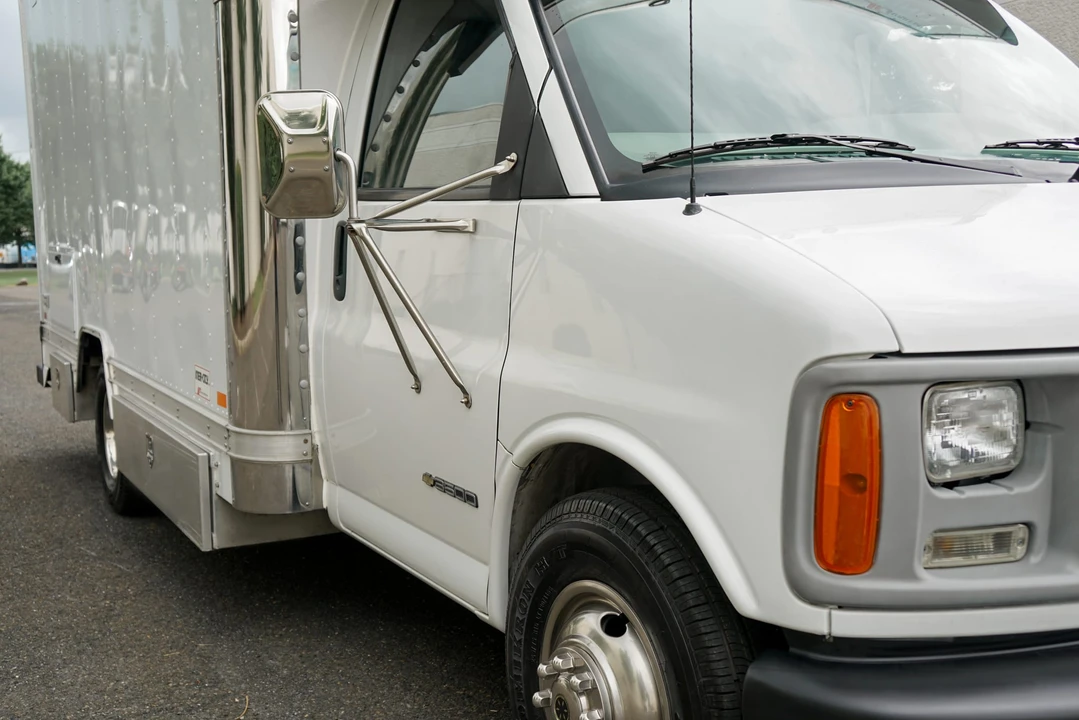 2001 Chevrolet Express - Image 10 of 31