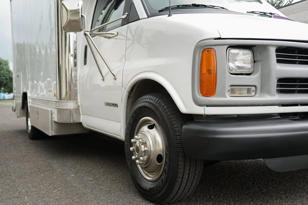 2001 Chevrolet Express - Image 12 of 31