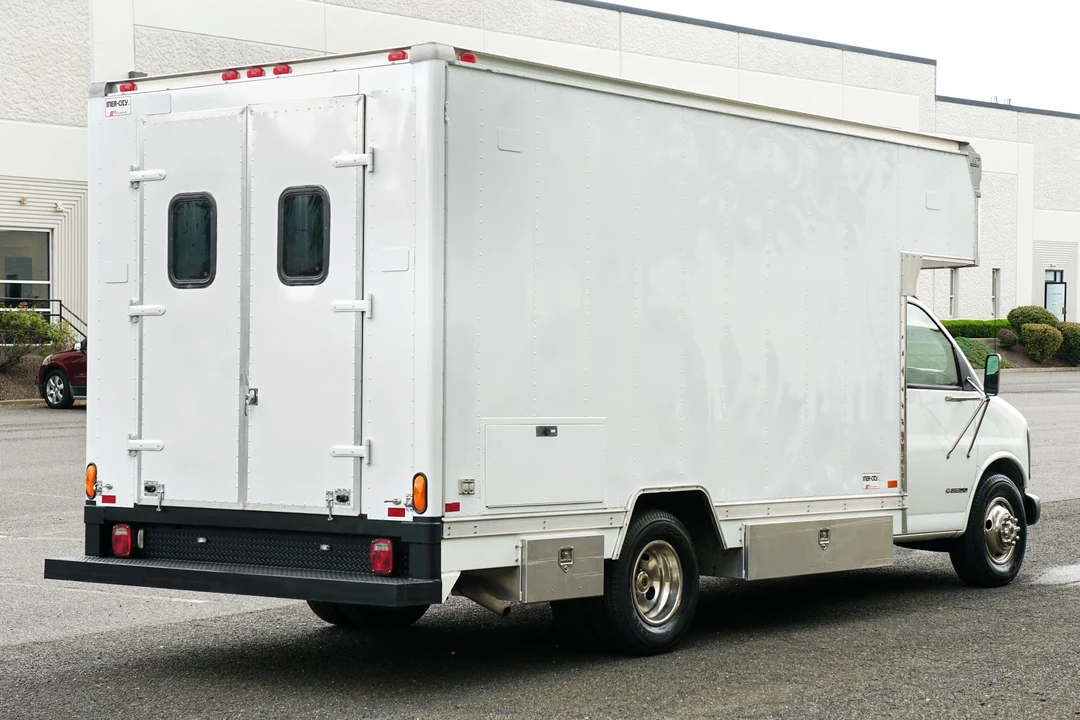 2001 Chevrolet Express - Image 6 of 31