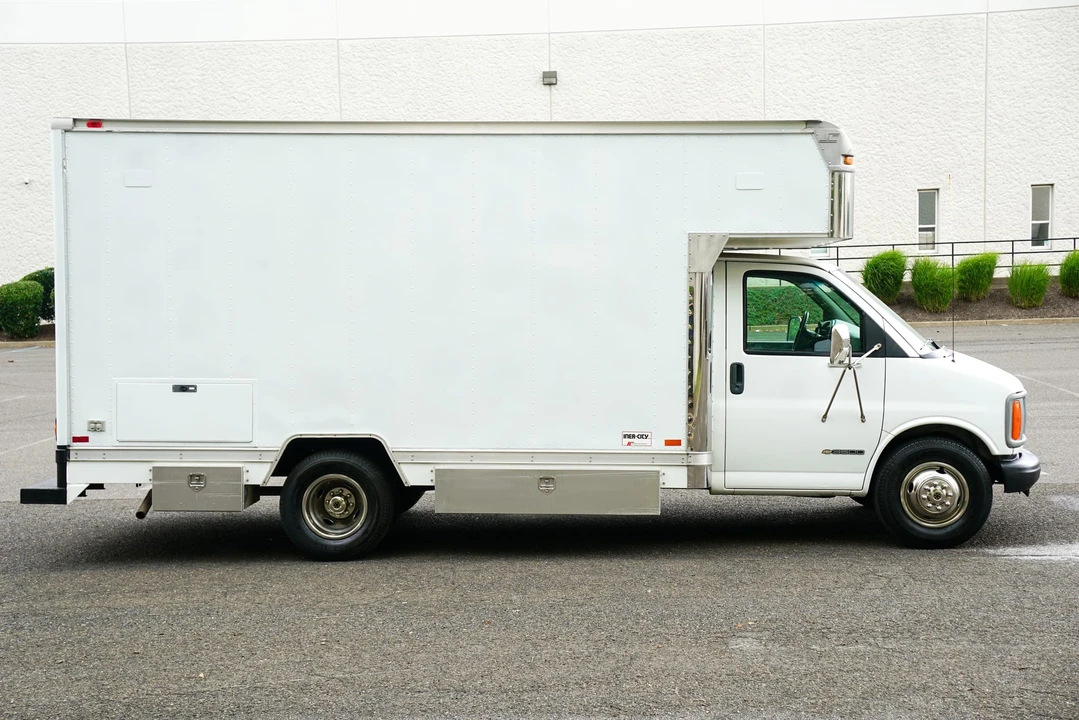 2001 Chevrolet Express - Image 7 of 31