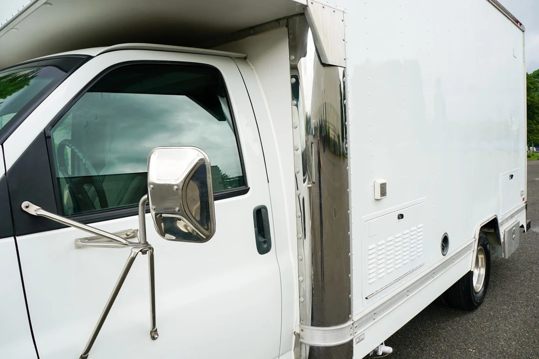 2001 Chevrolet Express - Image 17 of 31