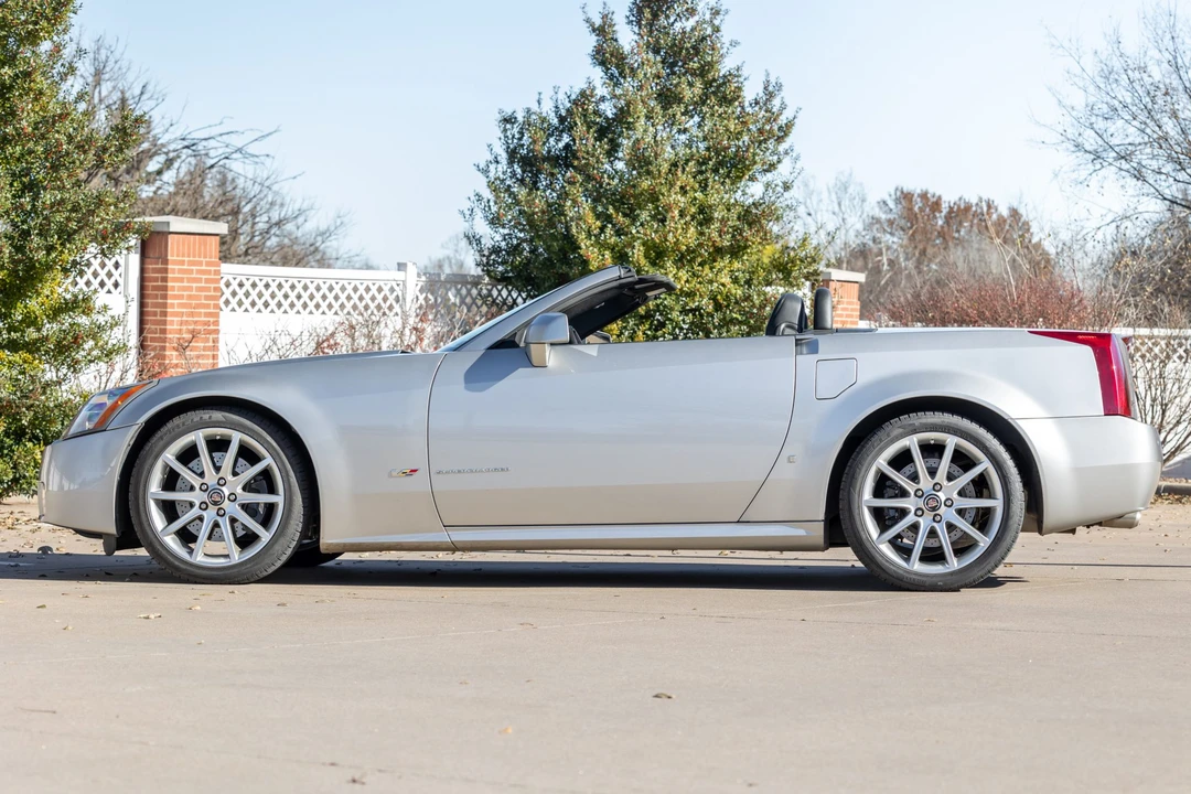 2006 Cadillac XLR-V - Image 11 of 31