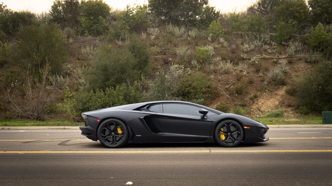 2012 Lamborghini Aventador LP700-4 - Image 14 of 31
