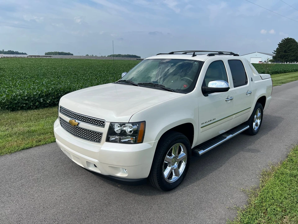 2013 Chevrolet Avalanche - Image 2 of 31