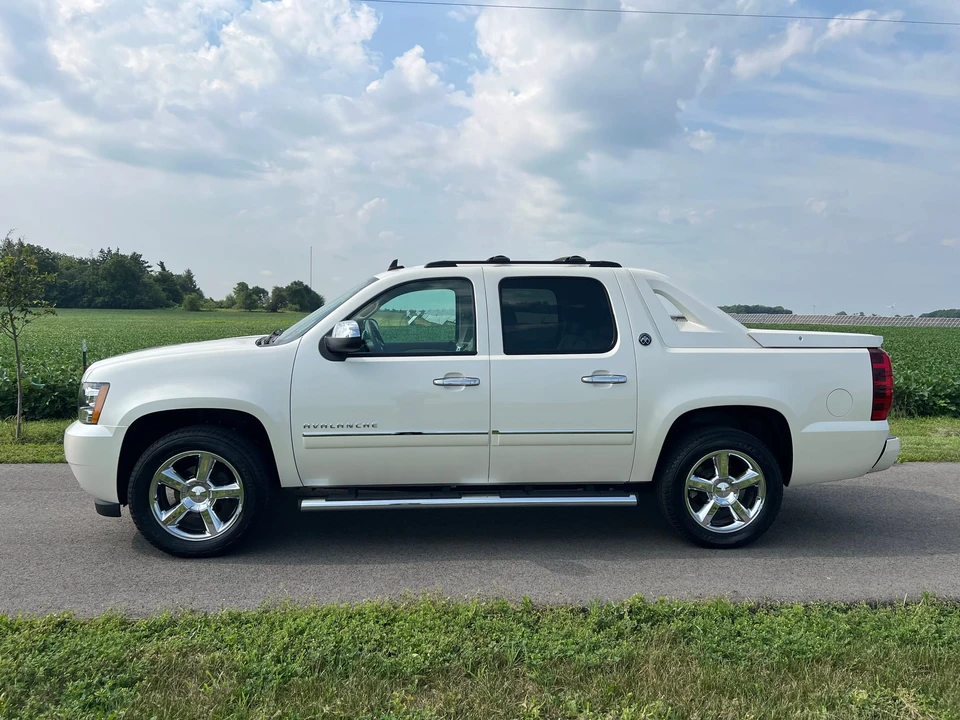 2013 Chevrolet Avalanche - Image 10 of 31