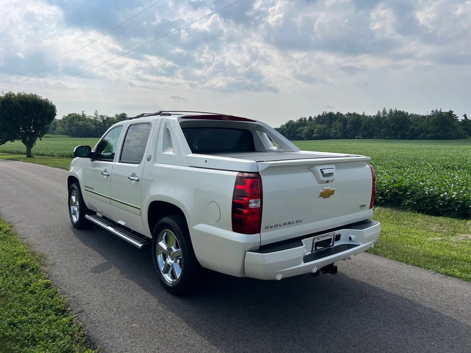2013 Chevrolet Avalanche - Image 8 of 31