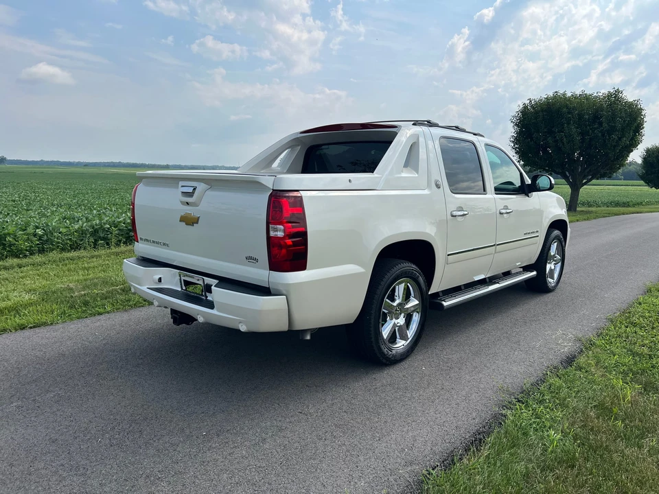 2013 Chevrolet Avalanche - Image 9 of 31