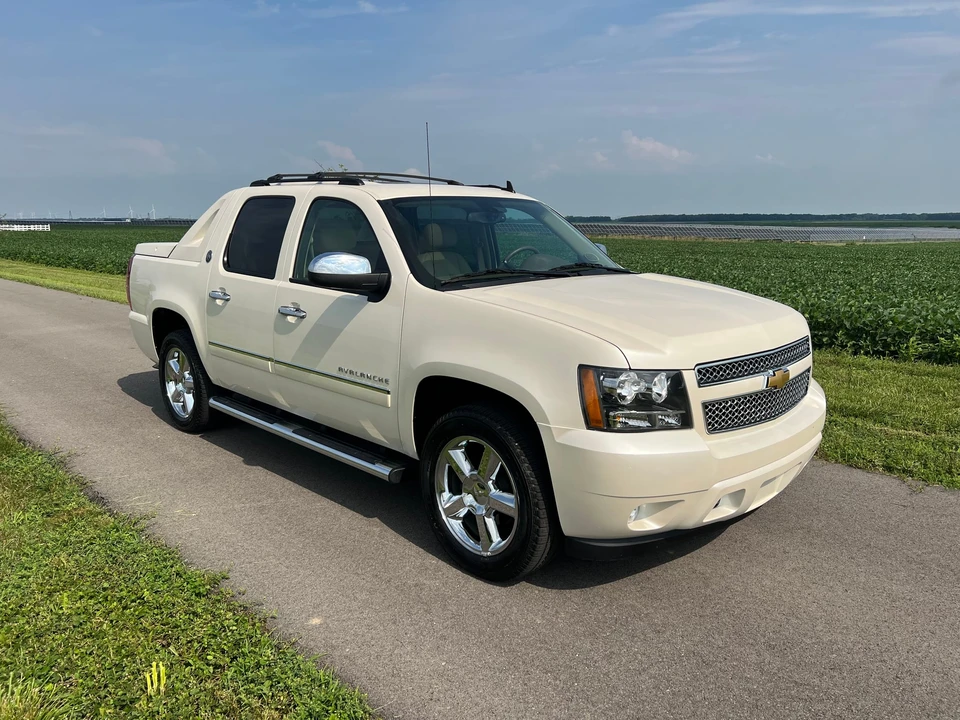 2013 Chevrolet Avalanche - Image 4 of 31
