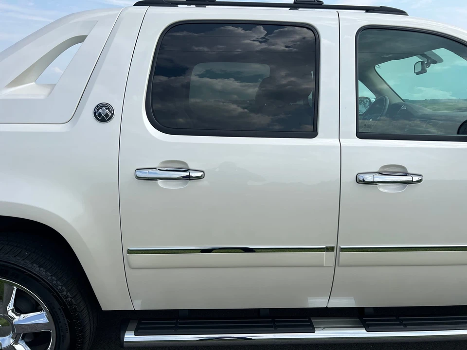 2013 Chevrolet Avalanche - Image 19 of 31