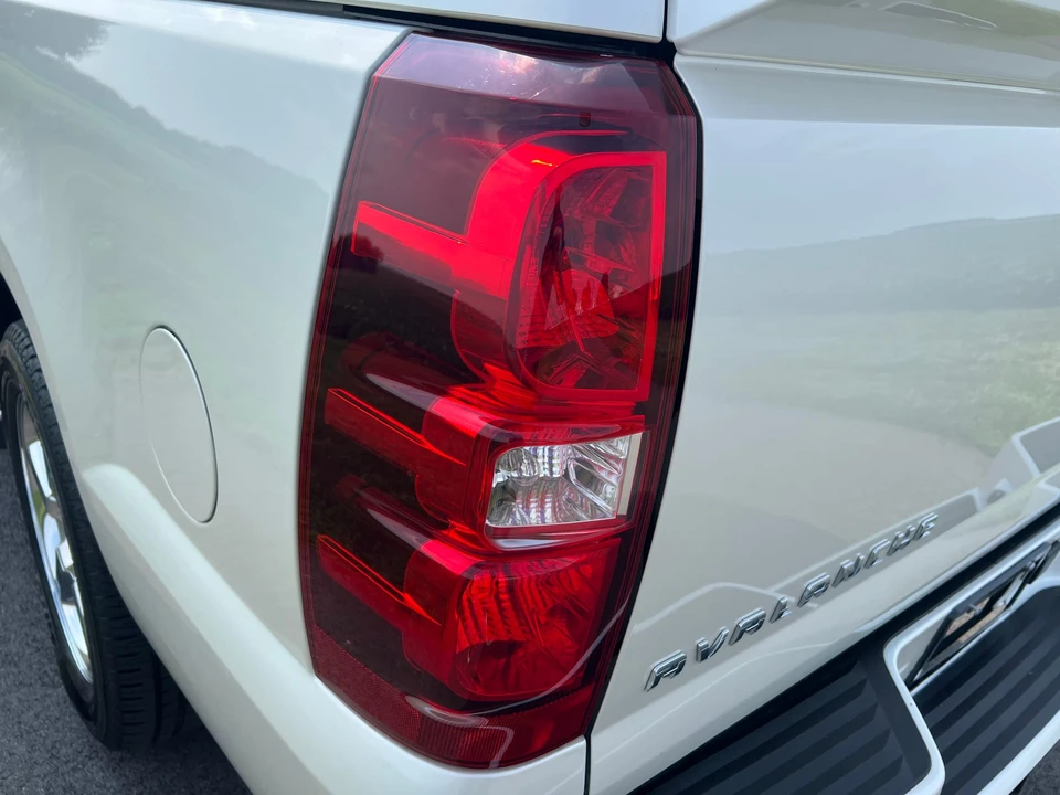 2013 Chevrolet Avalanche - Image 24 of 31