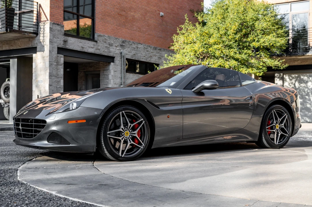 2017 Ferrari California T - Image 10 of 31