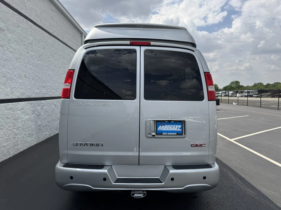 2023 GMC Savana - Image 8 of 31