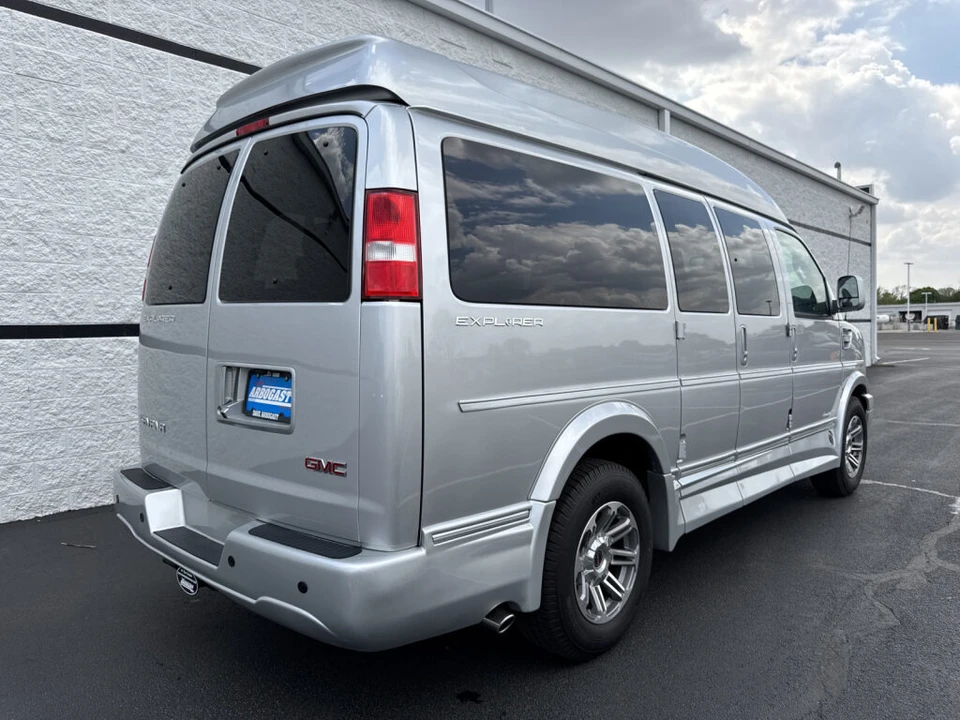 2023 GMC Savana - Image 7 of 31