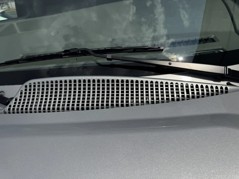 2023 GMC Savana - Image 24 of 31