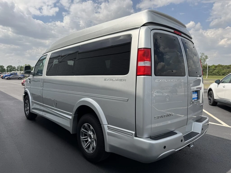 2023 GMC Savana - Image 9 of 31