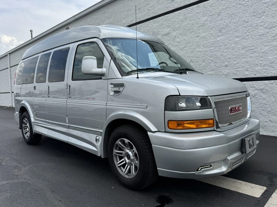 2023 GMC Savana - Image 4 of 31