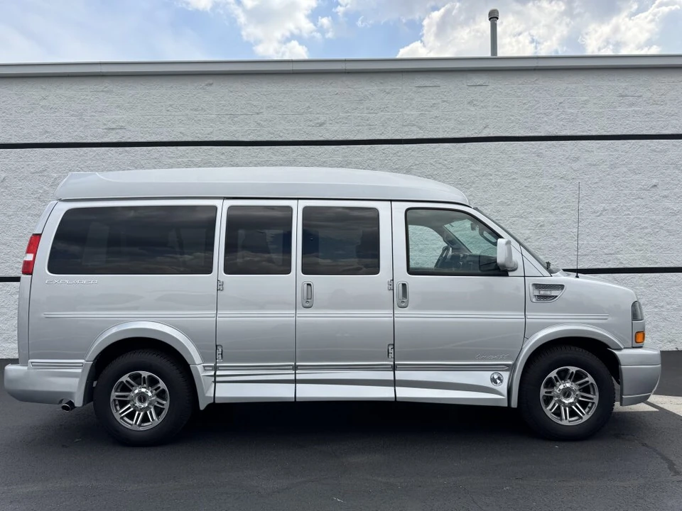2023 GMC Savana - Image 5 of 31