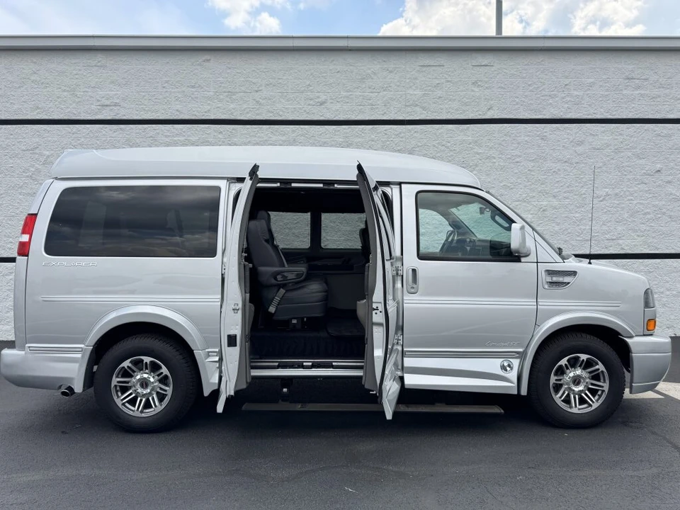 2023 GMC Savana - Image 6 of 31