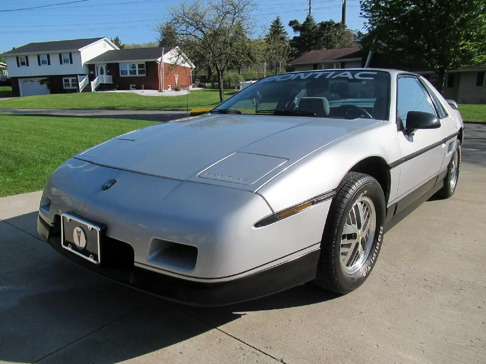 1986 Pontiac Fiero - Image 2 of 31