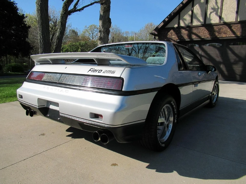 1986 Pontiac Fiero - Image 7 of 31