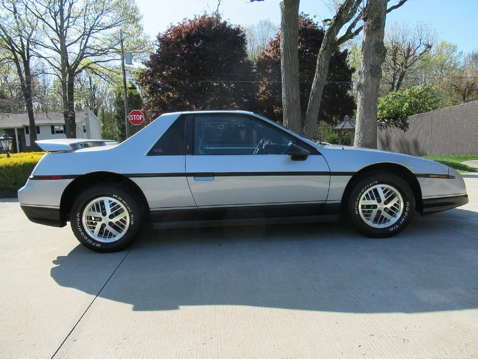 1986 Pontiac Fiero - Image 8 of 31