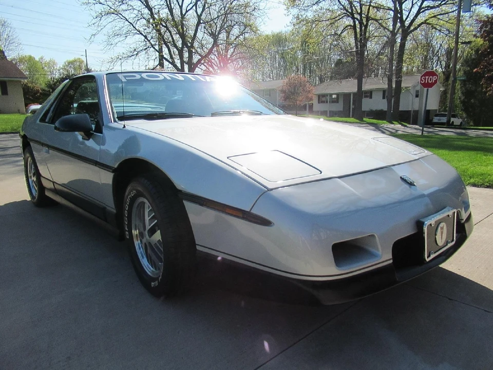 1986 Pontiac Fiero - Image 9 of 31