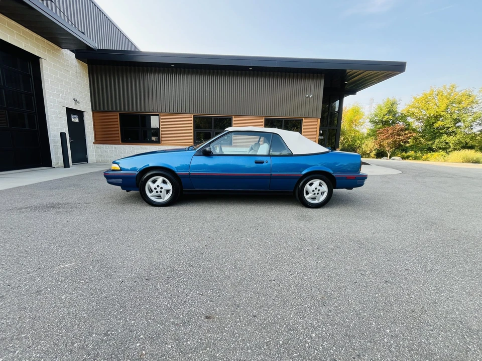 1992 Pontiac Sunbird - Image 3 of 31