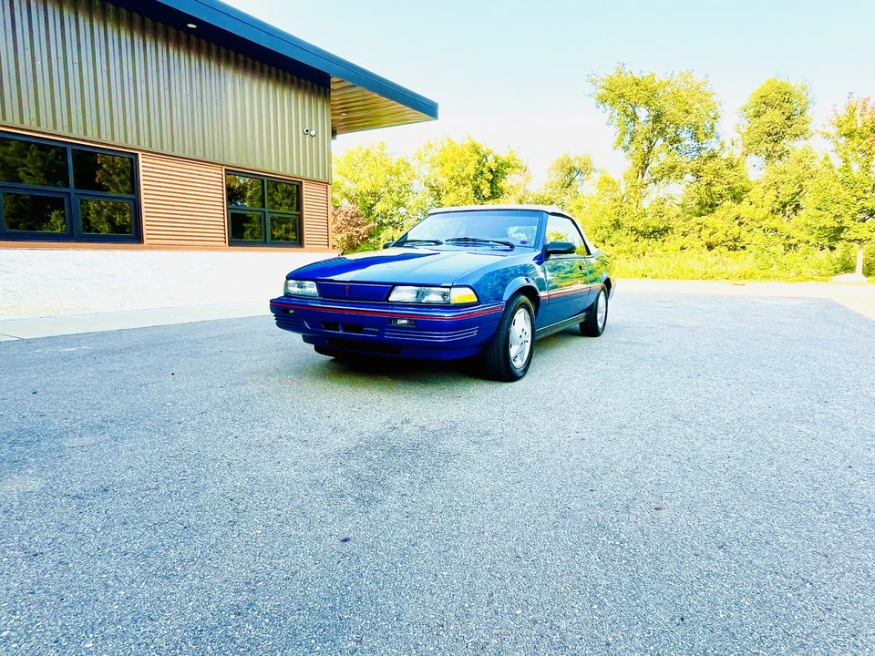 1992 Pontiac Sunbird - Image 2 of 31