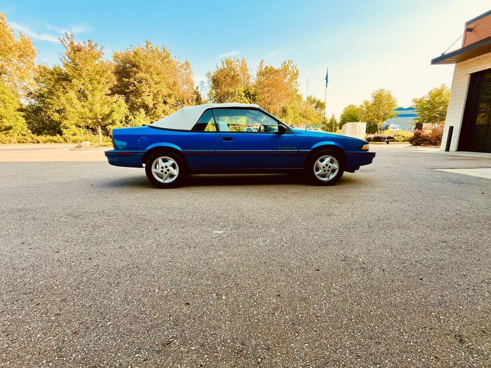 1992 Pontiac Sunbird - Image 7 of 31