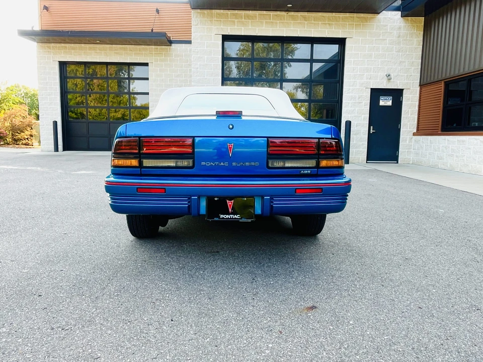 1992 Pontiac Sunbird - Image 5 of 31