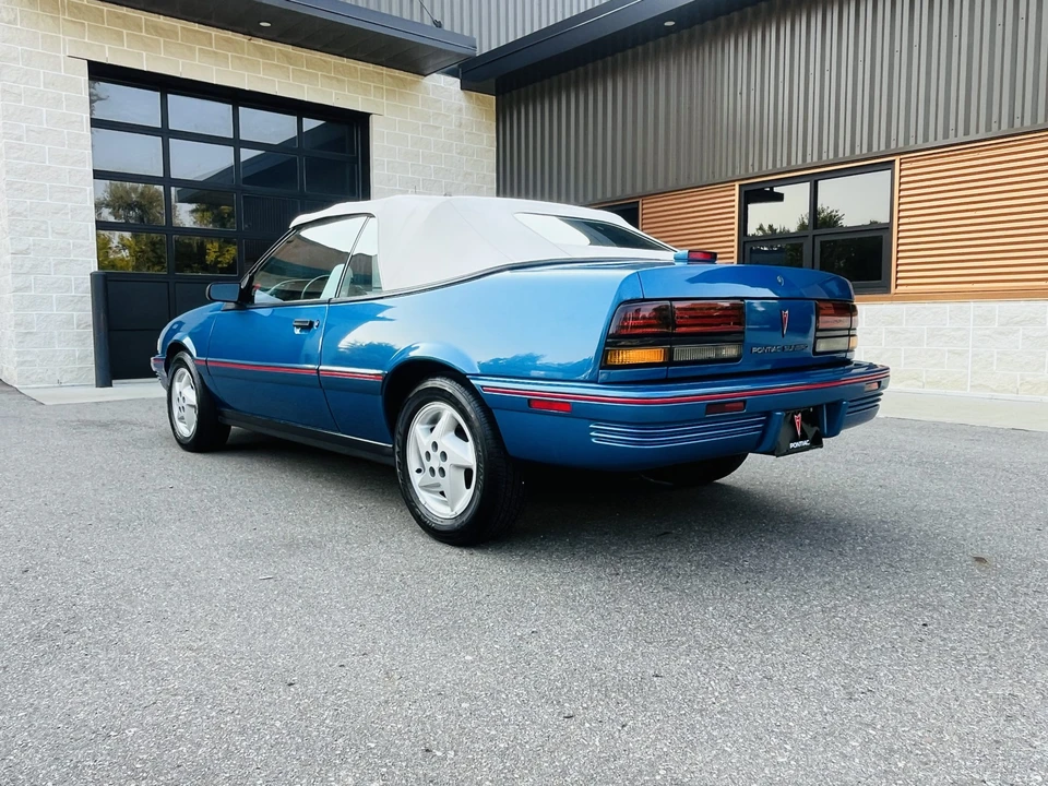 1992 Pontiac Sunbird - Image 4 of 31
