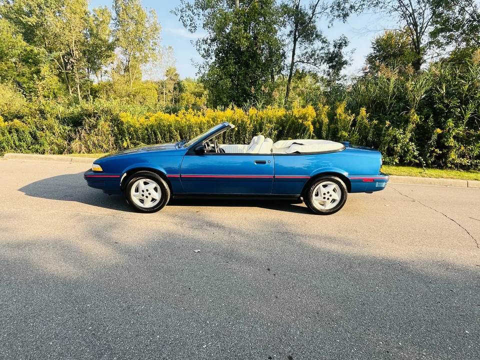 1992 Pontiac Sunbird - Image 11 of 31